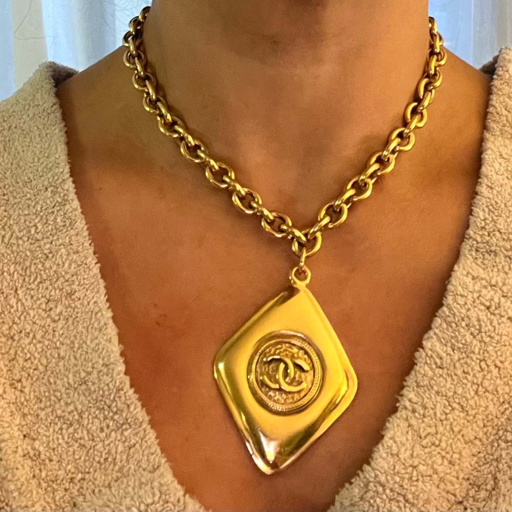 AUTHENTIC CHANEL NECKLACE